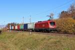 Die 1016 037  Samuel  bringt am 4.11.2025 einen Containerzug vom Container Terminal Graz in Kalsdorf nach Spielfeld-Straß.