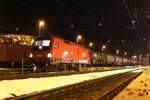 Mit einem kurzen Kesselzug ist tief in der Nacht des 26.2.2026 die 1116 279 von Graz Vbf kommend in Spielfeld-Straß angekommen.
Der Zug fuhr mit einem slowenischen Triebfahrzeug weiter nach Maribor Tezno.
