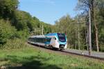 Kurz vor der Haltestelle Ehrenhausen fährt am 23.4.2026 der 510 015 als IR679 von Graz Hbf nach Maribor.