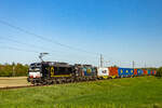 Neudorf ob Wildon. Bei traumhaften Fr�hlingswetter am 24.04.2026 durchfahren zwei Vectron mit einem Containerzug den Ort Neudorf.