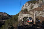 Am Morgen des 28.2.2019 fährt der  Semmering-Pers  4023 011 als R6478 von Semmering nach Payerbach-Reichenau hier kurz vor Breitenstein bei der Durchfahrt durch den  Kleiner-Krausel-Tunnel .