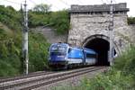 ÖBB 1216 234-5 kommt am 14.September 2019 mit dem RJ 71 aus dem  Busserltunnel  bei Gumpoldskirchen.