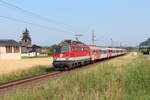 Die 1142 668 bringt am Nachmittag des 17.7.2015 den R4147 von Spielfeld-Straß nach Graz Hbf hier in Neudorf bei Wildon.