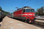 Die in dem 1960er Jahren von Ansaldo gebaute Reihe 342 bespannt planmäßig die EC Züge 150/151 und 158/159 von und nach Spielfeld-Straß.
Am 21.8.2020 wartet die 342 022 mit dem EC151  Emona  auf die Abfahrt nach Ljubljana. 