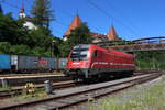 Nachdem die slowenische 541 106 am 13.7.2022 einen Containerzug nach Spielfeld-Straß gebracht hat rollt sie hier vor dem Schloss Spielfeld in den slowenischen Spannungsbereich zurück.