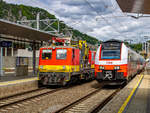 Peggau. Hochbetrieb am Werktag-Morgen: Im Bahnhof Peggau steht am 07.05.2024 der ÖBB X552-031, während daneben soeben der 4744 066 als S1 nach Graz HBF einfährt.