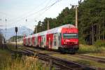 8633 210 fhrt mit R2322 von Payerbach-Reichenau nach Breclav. St.Egyden, 11.08.2010