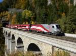 1116 249 Jubilums RJ als RJ 650 am Krausel-Klausen-Viadukt. (20.10.2012)

Ich wnsche allen Betrachtern dieses Bildes einen schnen Nationalfeiertag! Natrlich wurde dieses Bild nicht heute gemacht, aber es spiegelt irgendwie unsere Nation wieder. Der Aufnahmeort, die Semmeringbahn war zur Zeit ihrer Errichtung fr sterreich eine der wichtigsten Bahnlinie, da sie die fr die Wirtschaft essentziellen Mittelmeerhfen Fiume, Triest und Venedig erschloss. Der Railjet ist zwar nicht der Traum jedes Bahnreisenden, aber er spiegelt die fortschrittliche sterreichische Industrie wieder. SGP gibt es nicht mehr, aber die weiterentwickelten SGP-Drehgestelle befinden sich heute in den schnellsten Zgen der Welt und werden in Graz gefertigt.