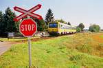 06.08.2002, Österreich, Burgenland, am Bahnhof Frauenkirchen, ungarischer Triebwagen der ROeEE/GYSEV (Raab-Ödenburger Eisenbahn) nach Neusiedl am See, Tw 5147 512 führt.