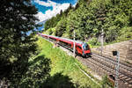 Der von 1116 247-8 geschobene railjet 111  Hohe Tauern  (München Hbf - Klagenfurt Hbf), durchfährt die Haltestelle Oberfalkenstein.