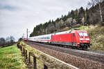 Der EC 114  Wörthersee  (Klagenfurt Hbf - Dortmund Hbf) fährt mit 101 021-4 am Zugschluss, bei Penk, die Tauernbahn hinauf.