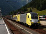 ES64 U2 073 und 040 (es war dann bei EVU CargoServ, heute ist als ES 64 U2 072 gehört) mit einem Güterzug von Linz in Richtung Villach bei der Durchfahrt in Mallnitz-Obervellach. 
27.07.2008.