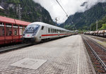 Mit dem Steuerwagen voraus, fährt der EC 114  Wörthersee  (Klagenfurt Hbf - Dortmund Hbf), durch den Bahnhof Böckstein.