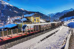 Zugkreuzung zwischen dem EC 114 (Klagenfurt Hbf - Dortmund Hbf) und einem in Richtung Kärnten fahrenden Güterzug.
Aufgenommen am 15.2.2017 beim ehemaligen Bahnhof Angertal.