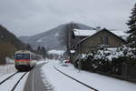 Im verschneiten Schrambach wartet 5047 024 auf seine Weiterfahrt als R 6749 nach Hainfeld.
