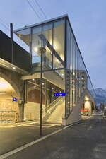 Die neue ÖBB-Haltestelle Innsbruck Messe wurde am 12.12.2021 für den Verkehr freigegeben, hier der Aufgang zum Bahnsteig 1 der Züge Richtung Wörgl. Aufgenommen 12.12.2021.