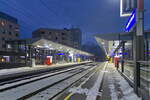 Die neue ÖBB-Haltestelle Innsbruck Messe wurde am 12.12.2021 für den Verkehr freigegeben, hier der Blick auf die Bahnsteige. Damit ergibt sich ein neuer Fotostandpunkt in der Stadt. Aufgenommen 12.12.2021.