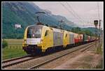 ES 64 U2-001 und E 64 U2-713 (1116.701 +.713) fahren am 14.05.2002 mit einem Güterzug bei Stans bei Schwaz durchs Inntal. neben der Lok ist das Schloß Tratzberg zu erkennen.