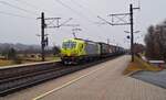 Die neue 193 404 von Alpha Trains kam am 25.02.2023 mit einem KLV-Zug aus Italien durch die Haltestelle Langkampfen an der Unterinntalbahn.