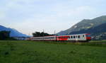 Mit knappen 40 Minuten Verspätung war der einzige InterCity auf der Unterinntalbahn, der in Richtung Innsbruck fährt, am 25.06.2019 unterwegs. Infolgedessen konnte er nur mehr ohne Sonnenschein fotografiert werden. Mit 80-73 020-4 an der Spitze schiebt 1144 079-1 den IC 518  Hahnenkamm  (Graz Hbf - Innsbruck Hbf) bei Vomp in Richtung Ziel.