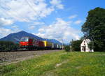 1293 044 zieht eine ROLA in Richtung Brenner an der malerisch gelegenen Antoniuskapelle bei Brixlegg vorbei, 30.07.2019.