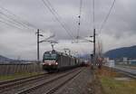 Wenig Güterverkehr herrscht am Sonntag zwischen Innsbruck und Hall in Tirol. Mit einem französischen Getreidezug am Haken konnten die 193 865 sowie die 182 519 am 22.12.2019 bei Rum angetroffen werden, als sie eine dieser wenigen Güterzugleistungen in Richtung Innsbruck schleppten. Währenddessen ist eine  Ente  als REX auf dem Weg Richtung Unterland.