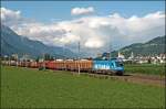 KYOTO-EXPRESS im INNTAL: Die Salzburger 1016 023 bringt ca. 17 Gterwaggons, viele mit Stammholz beladen, durch das Inntal unweit von Schwaz in Richtung Hall i.Tirol. (08.07.2008)
