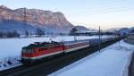 Am Morgen des 14.2.2015 kommt 1142 704-6 ``Centralbahn Sonderzug``(EX ÖBB) mit dem Alpenexpress 13417 von Amsterdam nach Landeck/Bischofshofen. Hier bei Sonnenaufgang in Tirol, zwischen Kirchbichl und Wörgl. Der Zug wird in Wörgl geteilt.