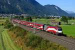 Im Inntal wird der Gleiswechselbetrieb rege genutzt und so kam am 12. September 2015 der RJ 862 nach Bregenz auf dem linken Gleis am Fotostandort in Langkampfen vorbeigefahren, um die vorausfahrende S-Bahn zu überholen. Die 1116.249 fährt aktuell gedreht, was sich optisch aber gar nicht mal so negativ auswirkt und zu dokumentarischen Zwecken gerne aufgenommen wird.