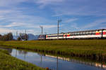 Eine schöne Spiegelung brachte  421 317-6 mit dem EuroCity EC 196 bei Lustenau.