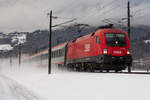 1016 028-3 am Intercity IC 119 kurz vor Dornbirn Haselstauden wirbelt den frisch gefallenen Schnee ordentlich auf.