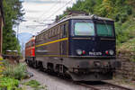 Abgestellt in Feldkirch 1142 579 und wartet mit 1042 023 auf ihren nächsten Einsatz am Blue Danube Express ab St. Anton am Arlberg. Bereich öffentlich zugänglich. 7.9.22