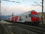 Das Bundesland Vorarlberg bekam zum Fahrplanwechsel am 13. Dezember eine dritte Doppelstockgarnitur. Hier mit Steuerwagen 86-33 113 am R 5642 in Haselstauden / Dornbirn.

Lg
