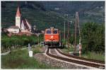 Teleaufnahme der Diesellok 2143.21 welche mit dem Regionalzug 16954 durch die Wachau fährt.