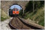 2143.21 passiert mit R 16954 (Krems ad Donau - Emmersdorf ad Donau) die Steinbogenbrücke nahe Dürnstein. 
August 2013