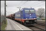 185 409 mit Güterzug fährt am 22.11.2018 durch die Haltestaelle Ennsdorf.
