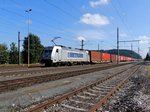 386 010-3 von METRANS ist mit einem Containerzug bei Timelkam in Richtung Salzburg unterwegs;160922