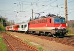 20.04.2000, Westbahnstrecke der ÖBB bei Hallwang-Elixhausen, Nahverkehrszug mit Lok ÖBB 1142 600-4 fährt in Richtung Linz.