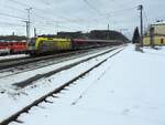 1116 153  ÖAMTC  braust mit Zugleistug RJ548 durch den winterlichen Bahnhof von Timelkam in Richtung Salzburg; 231210