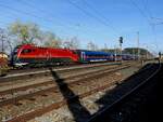 1116 248-6 railjet ist mit einer nightjet-Garnitur im Bhf. Timelkam in Richtung Salzburg unterwegs; 240320