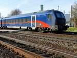 Bfmpz 73 81 80-91 709-3, ein Nightjet-Steuerwagen verlässt den Bhf. Timelkam in Richtung Salzburg; 240320