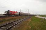 Mein letztes Foto mit der  Helmseite  voraus zeigt die 1116 246 vor dem EC 742 am 11. April 2010 bei Hrsching.