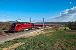 Railjet 163 in seiner vollen Lnge. Schildberg, am 09.04.2011.