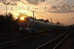 WESTbahn 17521 nach Wien WESTbahnhof. Sonnenuntergang in Neulengbach, am 28.03.2012.