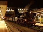 41.018 mit Sdz 17740 in Wels Hbf am 26.10.12 auf dem Rckweg nach Timelkam am Zugschlu wahren 2 Auggearbeite Wagen  1Speisewagen so wie ein 2 Ax Wagen mit der Aufschrift BYB ichnehme an das ist das Bayrische Eisenbahnmuseum 