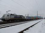 386 011-1 METRANS, zieht, unterstützt von einer Schwesterlok, einen Containerzug bei Timelkam in Richtung Salzburg; 170209