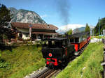 Lok 2 mit dem Zug nach Seespitz bei der Ankunft in Bahnhof Eben.
Eben am Achensee  29.07.2017.