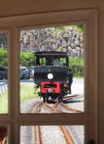 Bevor der Zug im Bahnhof Achensee-Seespitz den endgültigen Halteort erreicht, fährt die Dampflok an den Schluss des Zuges, um die Wagen anschliessend in den Bahnhof zu schieben.