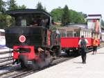 Lok1 (EBEN) wird in Krze vom Schaffner an die Wagen gekuppelt 2006-06-20