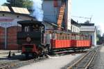 Zahnradlok Nr 4 လHannahဝ der Achenseebahn und im Hintergrund Zahnradlok Nr 2 လJenbachဝ (Wiener Lokomotivfabrik Floridsdorf, Baujahr 1889) der Achsenseebahn mit Regionalzug R3 Jenbach-Achensee Schiffsstation auf Bahnhof Jenbach am 2-8-2013.